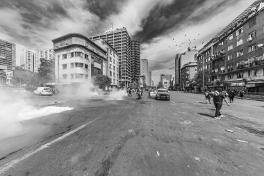 Santiago, Şili ve şehir merkezindeki ayaklanmalar sırasında polis arabaları ve memurları Santiago sokaklarındaydı. Ordu 