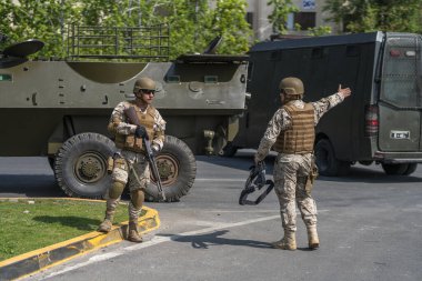 Santiago sokaklarında askerler ve tanklar. Santiago de Chile şehir merkezinde ayaklanmalar. Ordu 