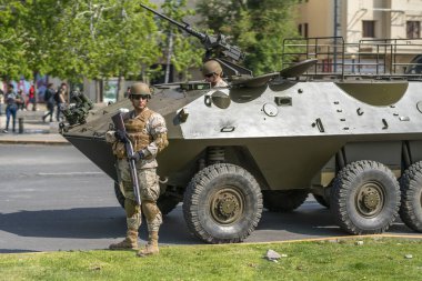 Santiago sokaklarında askerler ve tanklar. Santiago de Chile şehir merkezinde ayaklanmalar. Ordu 