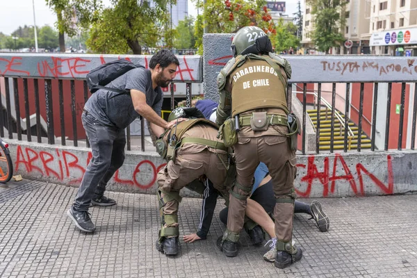 Carabineros Rendőrség Letartóztatott Egy Tüntetőt Plaza Italia Téren Zavargások Idején — Stock Fotó