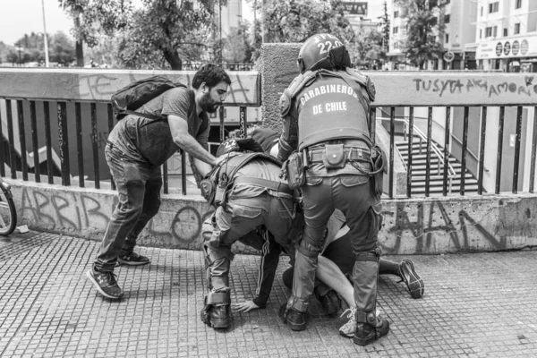 Carabineros Rendőrség Letartóztatott Egy Tüntetőt Plaza Italia Téren Zavargások Idején — Stock Fotó