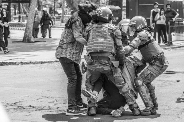 Carabineros Police Arrête Manifestant Sur Place Italie Pendant Les Émeutes — Photo