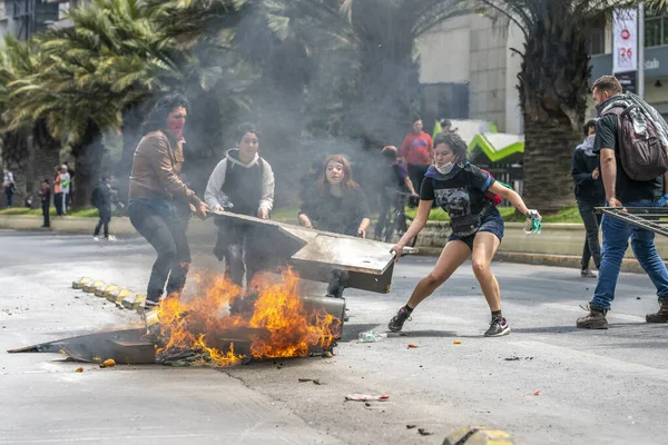 サンティアゴ チリでの暴動の間 サンティアゴ通りでバリケードを準備し燃焼させている人々 軍隊は 運動のデモを解消するために通りに出て行った サンティアゴ チリ国 チリ発売日 2019 — ストック写真