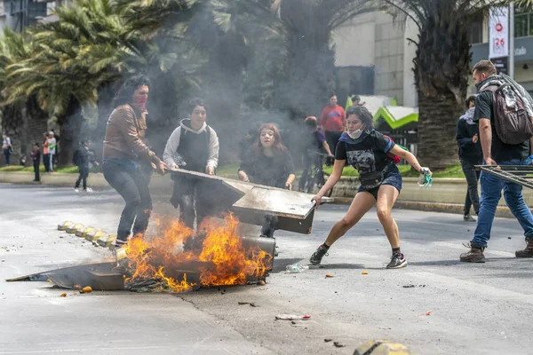サンティアゴ通りでバリケードの準備をしてるサンティアゴ チリ市の暴動 軍隊は 運動のデモを解消するために通りに出て行った サンティアゴ チリ国 チリ発売日 2019 — ストック写真