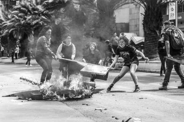 サンティアゴ通りでバリケードの準備をしてるサンティアゴ チリ市の暴動 軍隊は 運動のデモを解消するために通りに出て行った サンティアゴ チリ国 チリ発売日 2019 — ストック写真