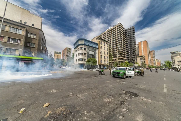 チリのサンティアゴ市内中心部での暴動の間 サンティアゴ通りの警察官や車 軍隊は 運動のデモを解散するために通りに出て行きました — ストック写真