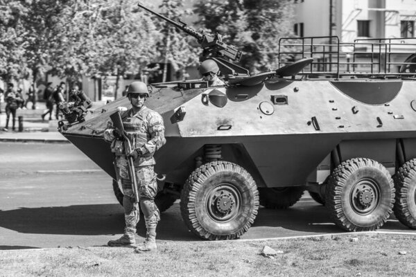 Солдаты и танки на улицах Сантьяго. Беспорядки в центре Сантьяго де Чили. Армия вышла на улицы, чтобы распустить демонстрации "уклонения". Страна: Чили Дата: 19 / 10 / 2019
