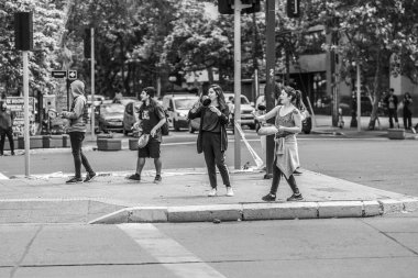 Güveç, Santiago 'da tavaya vuran insanlar. Metro fiyatlarının artması nedeniyle ordu 