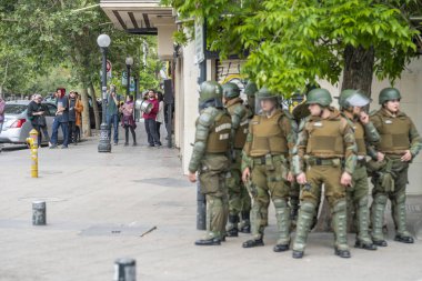 Santiago de Chile şehir merkezindeki son ayaklanmalar sırasında polisle protestocular arasında yeraltı fiyat artışı nedeniyle çıkan çatışmalar, Şehir: Santiago de Chile Ülke: Şili Tarihi: 19 / 10 / 2019