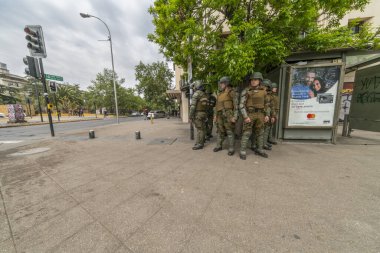 Santiago de Chile şehir merkezindeki son ayaklanmalar sırasında polisle protestocular arasında yeraltı fiyat artışı nedeniyle çıkan çatışmalar, Şehir: Santiago de Chile Ülke: Şili Tarihi: 19 / 10 / 2019