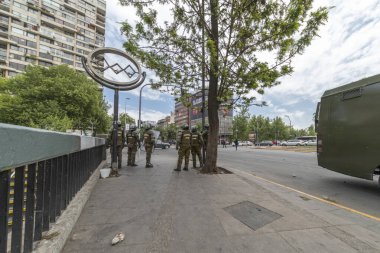 Santiago de Chile şehir merkezindeki son ayaklanmalar sırasında polisle protestocular arasında yeraltı fiyat artışı nedeniyle çıkan çatışmalar, Şehir: Santiago de Chile Ülke: Şili Tarihi: 19 / 10 / 2019
