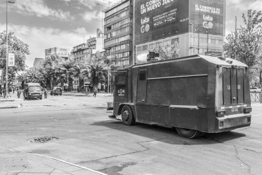 Santiago de Chile şehir merkezindeki son ayaklanmalar sırasında polisle protestocular arasında yeraltı fiyat artışı nedeniyle çıkan çatışmalar, Şehir: Santiago de Chile Ülke: Şili Tarihi: 19 / 10 / 2019