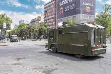 Santiago de Chile şehir merkezindeki son ayaklanmalar sırasında polisle protestocular arasında yeraltı fiyat artışı nedeniyle çıkan çatışmalar, Şehir: Santiago de Chile Ülke: Şili Tarihi: 19 / 10 / 2019