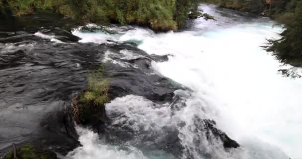 Άγρια Λευκά Νερά Του Ποταμού Caburgua Ρέουν Προς Κάτω Και — Αρχείο Βίντεο