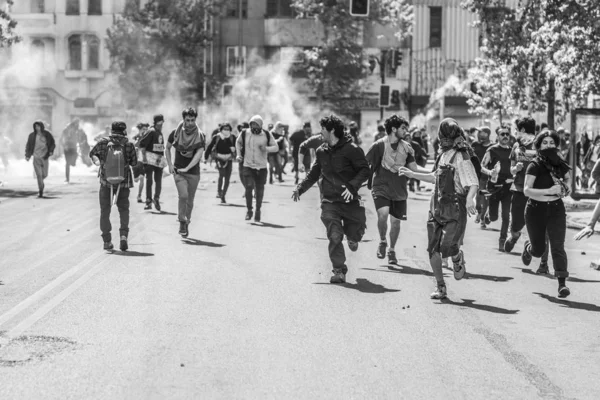 Συγκρούσεις Μεταξύ Αστυνομίας Και Διαδηλωτών Στους Δρόμους Του Σαντιάγο Κατά — Φωτογραφία Αρχείου
