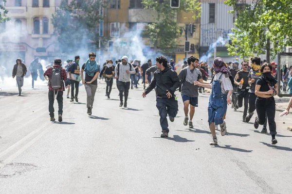 サンティアゴ チリ市中心部での最近の暴動の間 警察とサンティアゴ通りの抗議者の間の衝突は 地下価格の上昇のためです サンティアゴ チリ国 チリ発売日 2019 — ストック写真