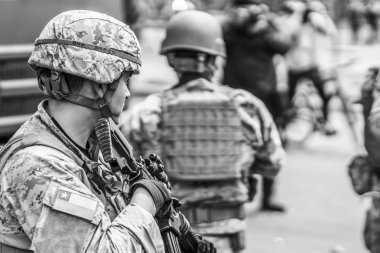 Şili 'nin son 2019 Ekim ayındaki ayaklanmalar sırasında Santiago sokaklarında askerler vardı. Savaş alanı gibi ordu da şehrin sokaklarına doğru ilerliyor. Yer: Santiago de Chile Ülke: Şili Tarihi: 19 / 10 / 2019