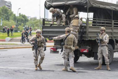 Şili 'nin son 2019 Ekim ayındaki ayaklanmalar sırasında Santiago sokaklarında askerler vardı. Savaş alanı gibi ordu da şehrin sokaklarına doğru ilerliyor. Yer: Santiago de Chile Ülke: Şili Tarihi: 19 / 10 / 2019