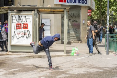 Ekim 2019 'da Şili' de meydana gelen son ayaklanmalar sırasında Santiago şehir sokaklarında polisle protestocular arasında çıkan çatışmalar. Yer: Santiago de Chile Ülke: Şili Tarihi: 19 / 10 / 2019