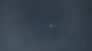 Comet Neowise C / 2020 F3 kirlenmiş Santiago de Chile şehrinin gece gökyüzünde görüldü. Parlak kuyruklu yıldız çekirdeğini, komayı ve gece yıldızları arasında hareket eden küçük bir kuyruğu görebiliyoruz. 
