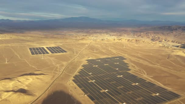 Flygbilder Solenergigård Atacamaöknen Chile Tusentals Solmoduler Rader Passerade Längs Solenergi — Stockvideo