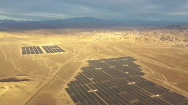Hava görüntüleri. Atakama Çölü, Şili 'deki Güneş Enerjisi Çiftliği. Binlerce güneş modülü, Güneş Enerjisi PV Santrali 'nden geçti. Vahşi bir manzaranın havadan bakan insansız hava aracından inanılmaz bir manzara.