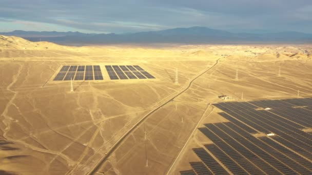 空中录像 智利阿塔卡马沙漠太阳能农场 成千上万的太阳能组件在太阳能光电池厂周围排成一排 从野外无人驾驶飞机的角度来看 这是一个令人惊奇的场景 — 图库视频影像