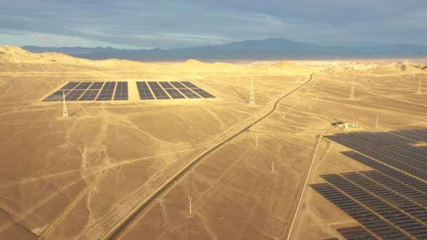 Nagranie Powietrza Farma Energii Słonecznej Pustyni Atacama Chile Tysiące Rzędów — Wideo stockowe