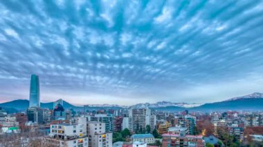 Santiago de Chile şehrinin ufuk çizgisine doğru hareket eden bulutlarla birlikte dehşet verici bir zaman kaybı. Şehir hayatı ve binaların üzerinde hareket eden bulutlu bir kış gününde inanılmaz bir şehir manzarası.