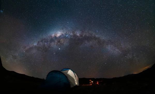 Niesamowite Nocne Niebo Pustyni Atacama Namiot Ognisko Mleczna Droga Nad — Zdjęcie stockowe