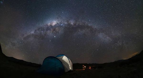 Niesamowite Nocne Niebo Pustyni Atacama Namiot Ognisko Mleczna Droga Nad — Zdjęcie stockowe