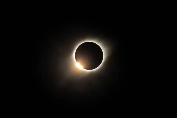 在2019年智利日全食期间 白羊座的珠子效应和钻石戒指效应 当最后一束太阳光经过月球陨石坑时 太阳在整个阶段被月球覆盖的惊人景象 — 图库照片