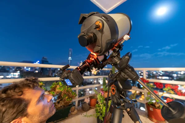 Een Astronoom Die Door Een Amateurtelescoop Naar Nachtelijke Hemel Keek — Stockfoto