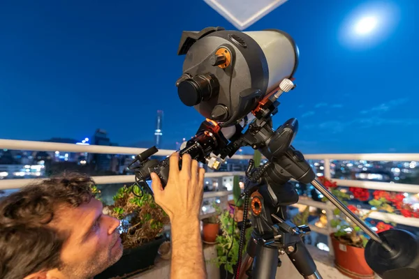 Een Astronoom Die Door Een Amateurtelescoop Naar Nachtelijke Hemel Keek — Stockfoto