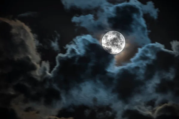 사이와 할로윈 배경의 목가적 사이에 보름달이 들어옵니다 표면과 위성을 충돌시키는 — 스톡 사진