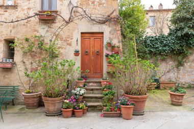 Bir bahar gününde sokakta küçük bir kasaba Pienza, Toskana