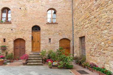 Bahar gününde sokakta küçük bir kasaba Pienza, Toskana