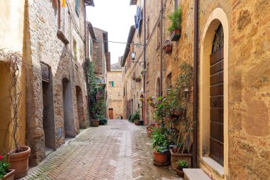 Pienza, Toskana küçük kasabada bir bahar gününde dar sokak