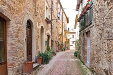 Pienza, Toskana küçük kasabada bir bahar gününde dar sokak