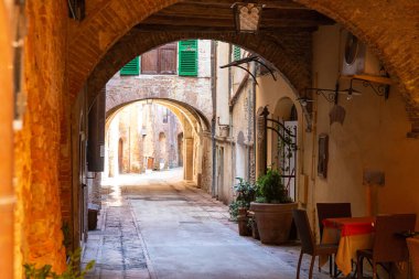 Bir Montepulciano Toskana bölgesindeki tarihi sokakları