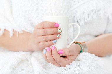 Sıcak içecek bir bardak tutan eller