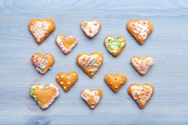 Gingerbread çerezleri mavi ahşap zemin üzerine