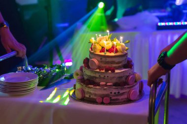 yanan mumlar ile pasta