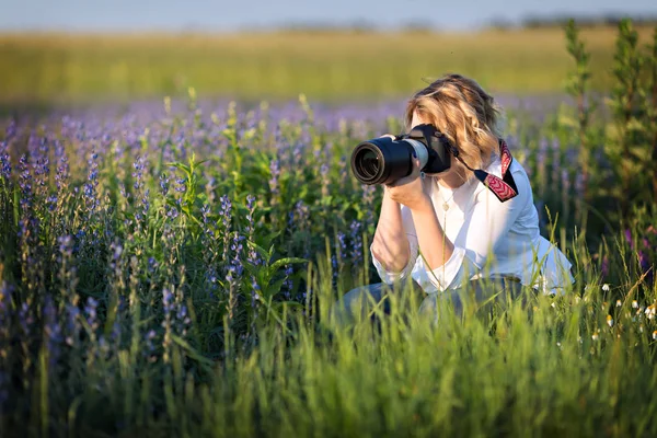 Femme prenant des photos — Photo