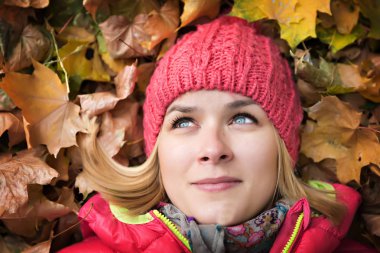 kadın sonbahar yaprakları