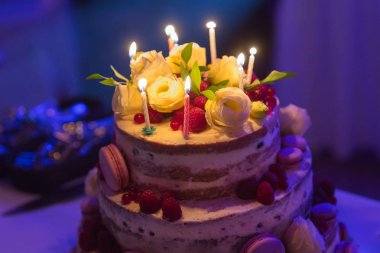 yanan mumlar ile pasta