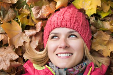 kadın sonbahar yaprakları