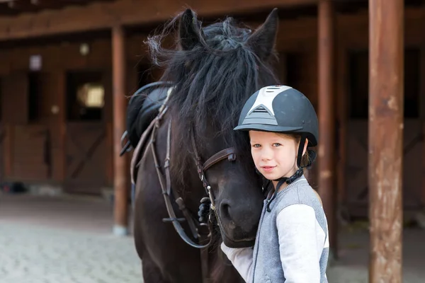 Chica joven con su caballo Imágenes De Stock Sin Royalties Gratis