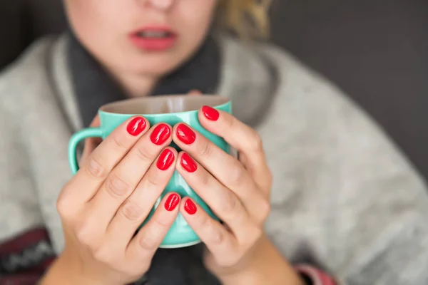 Mujer sosteniendo taza Imagen De Stock