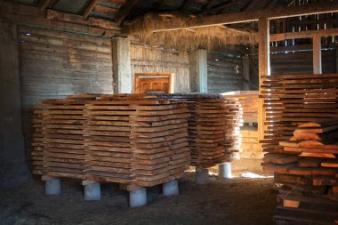 Marangozluk atölyesinde kesilmiş tahta yığınları, marangozluk işleri.